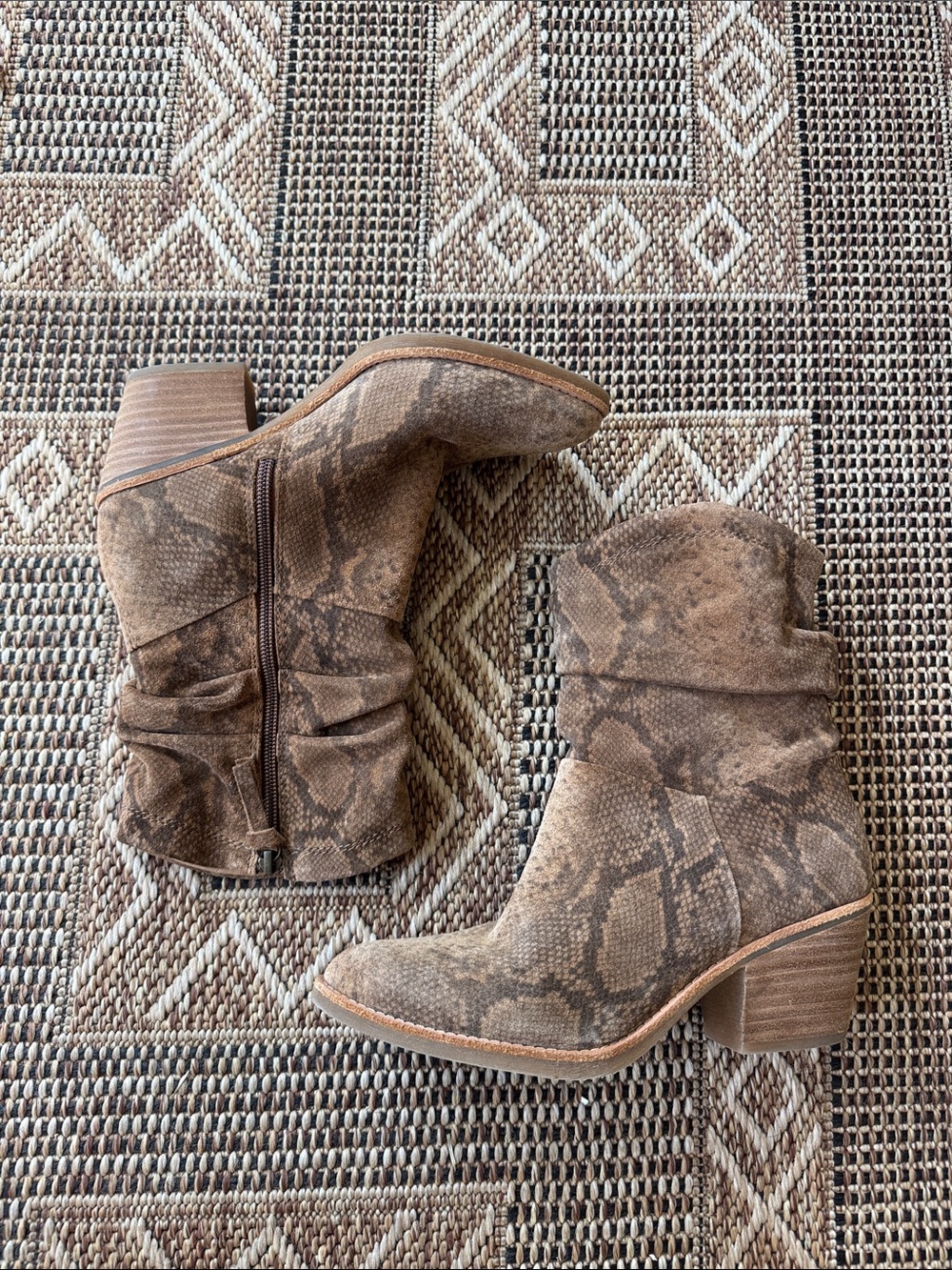 SOFFT Aqua Sofft Snakeskin Print Suede Ankle Boot Slouchy Waterproof Size 6.5 - Picture 2 of 6